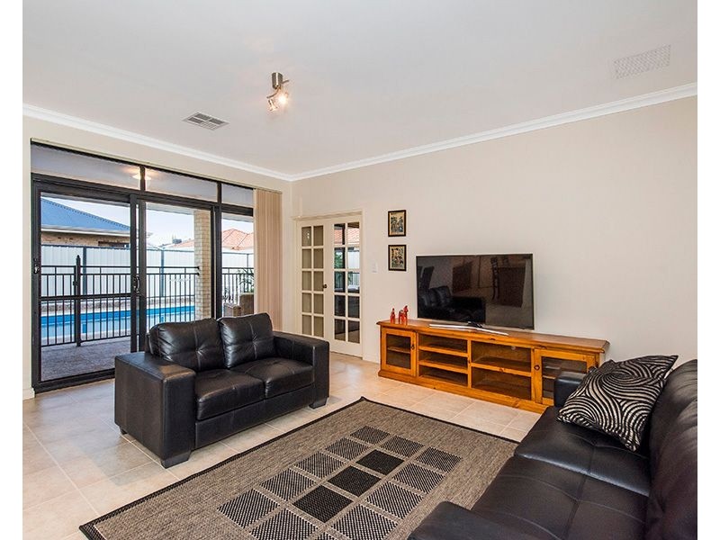 9 Lancelot Green, Wattle Grove WA 6107