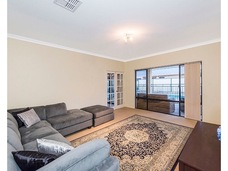 9 Lancelot Green, Wattle Grove WA 6107