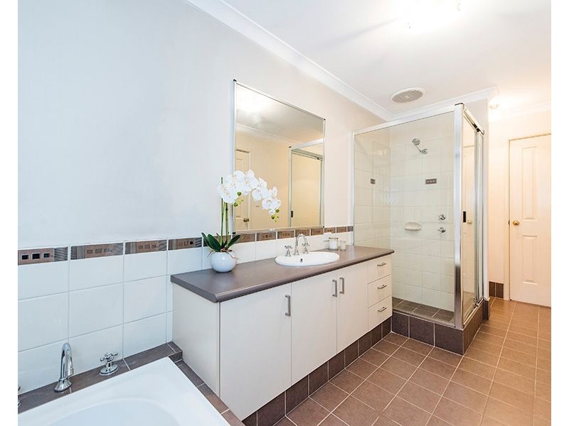 9 Lancelot Green, Wattle Grove WA 6107