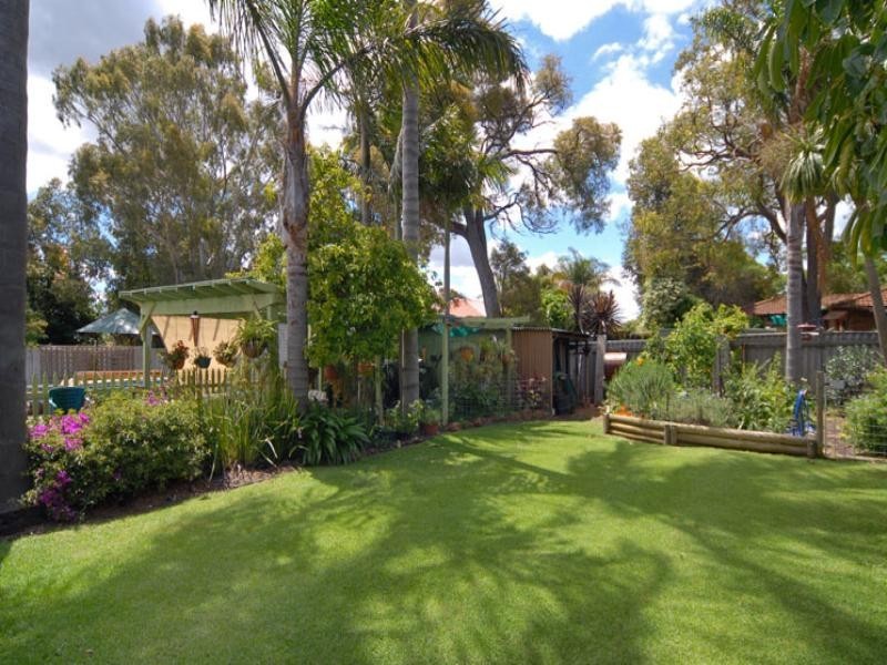 21 Pauline Avenue, Kalamunda WA 6076