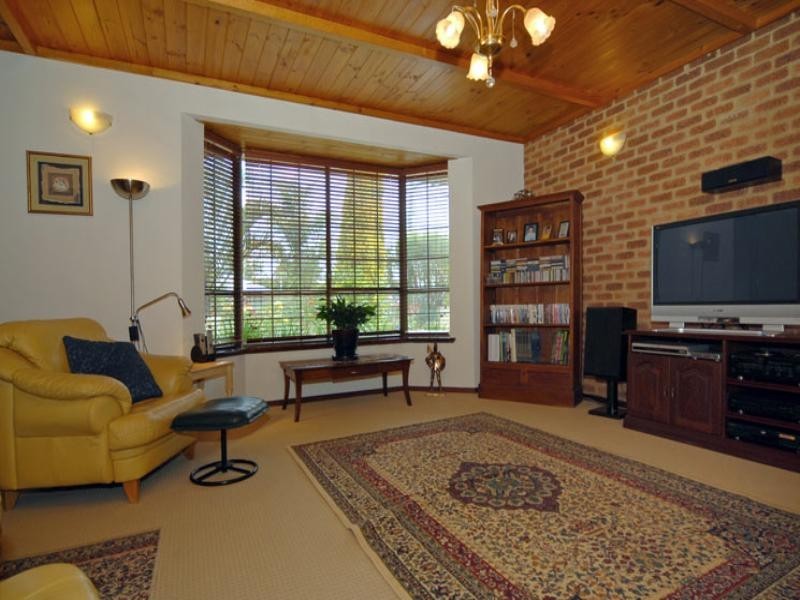 21 Pauline Avenue, Kalamunda WA 6076