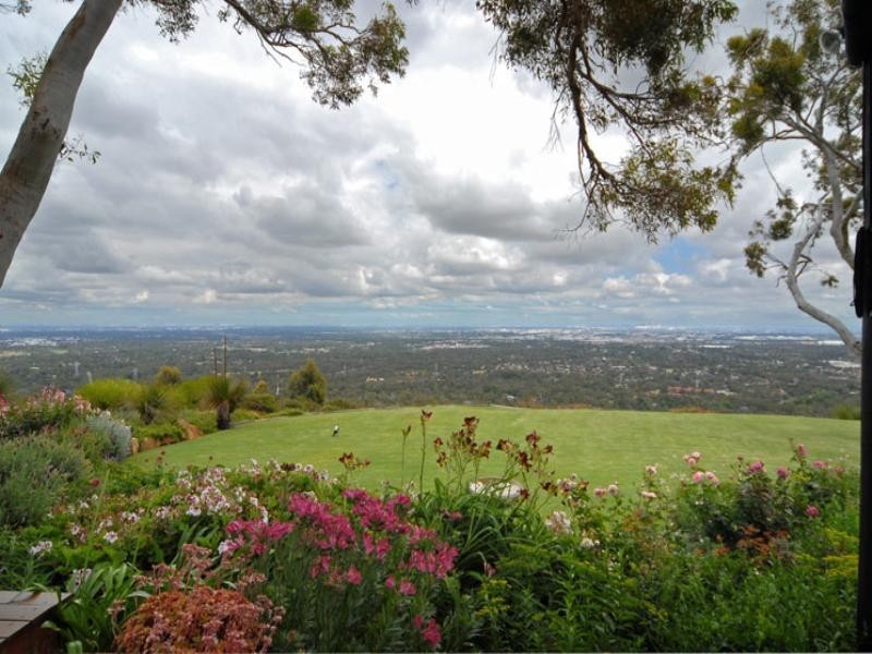 15 High Peak Place, Lesmurdie WA 6076