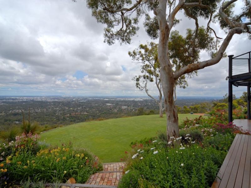 15 High Peak Place, Lesmurdie WA 6076