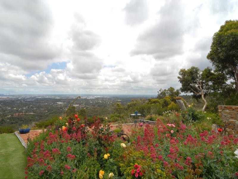15 High Peak Place, Lesmurdie WA 6076
