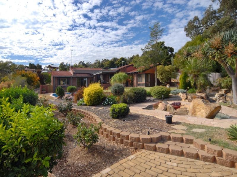 17 High Peak Place, Lesmurdie WA 6076