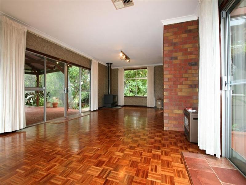 80 Falls Road, Lesmurdie WA 6076