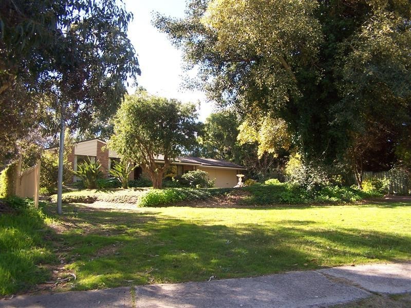 16 Fletcher Road, Lesmurdie WA 6076