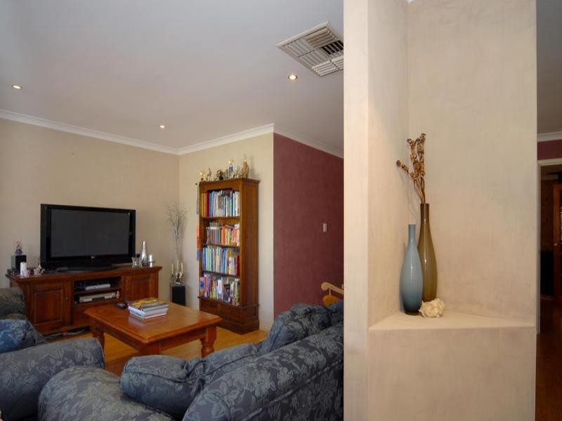 5 Doepel Way, Wattle Grove WA 6107