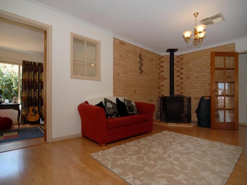 5 Doepel Way, Wattle Grove WA 6107