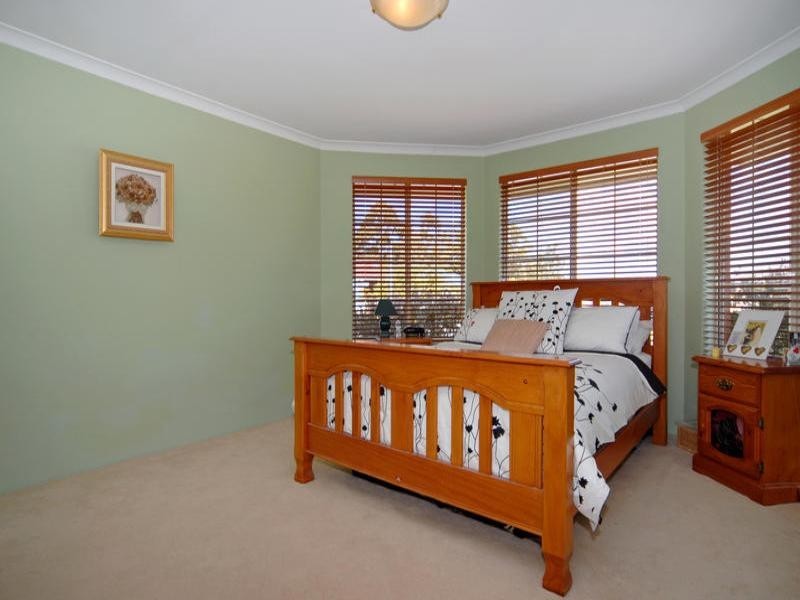 5 Doepel Way, Wattle Grove WA 6107