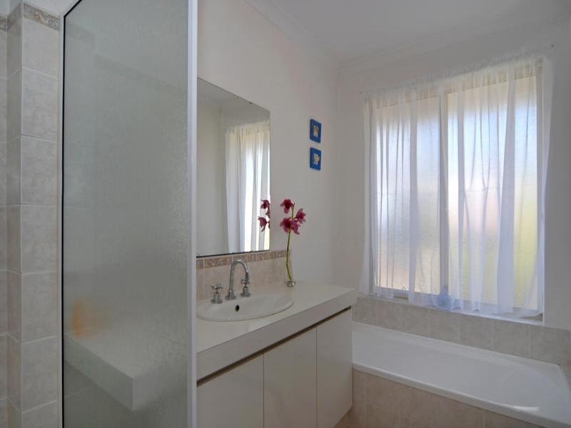 5 Doepel Way, Wattle Grove WA 6107