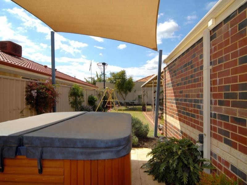 5 Doepel Way, Wattle Grove WA 6107