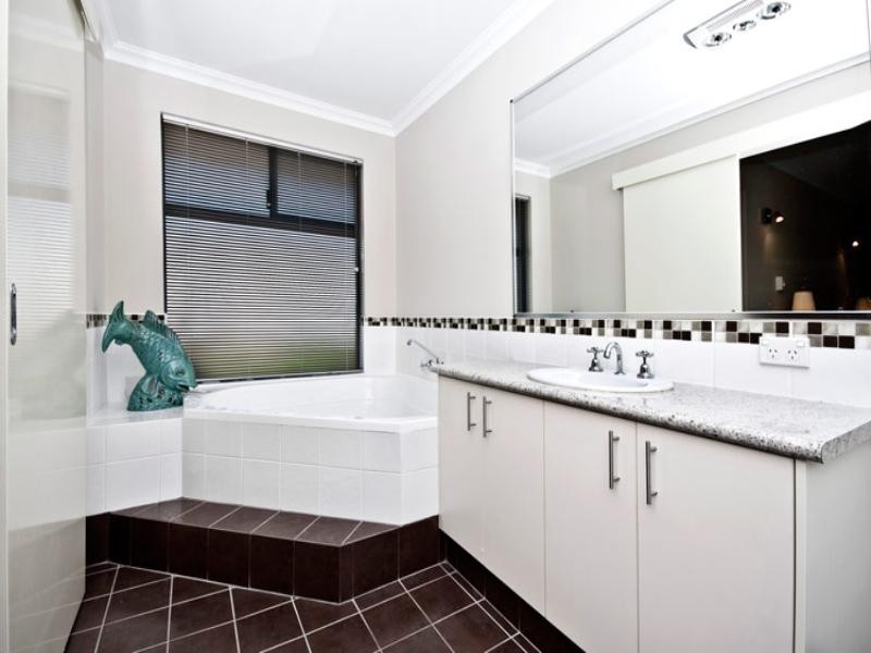 B/8 urch Road, Kalamunda WA 6076