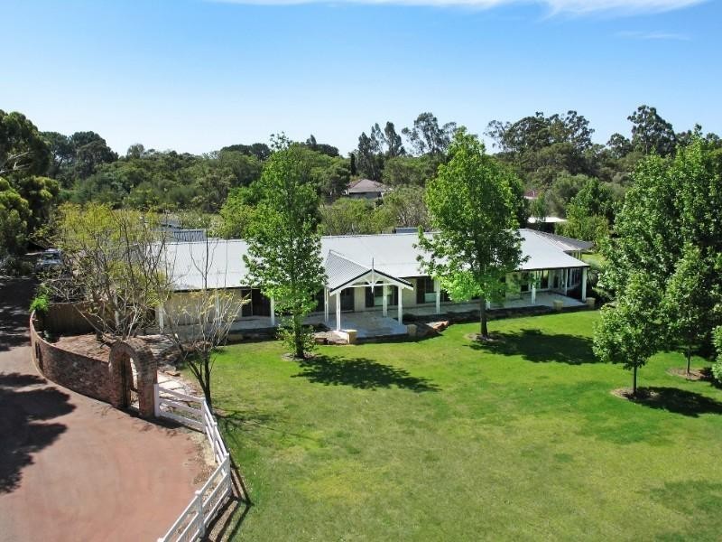 36 Victoria Road, Wattle Grove WA 6107