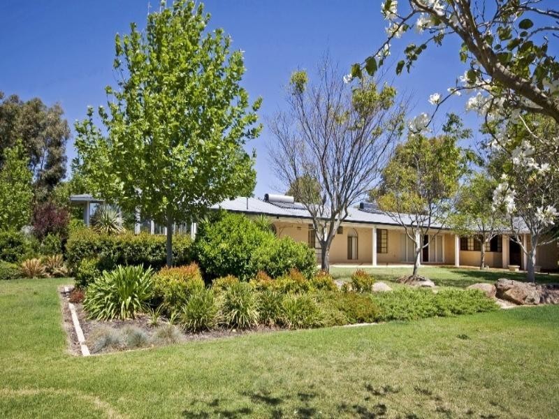 36 Victoria Road, Wattle Grove WA 6107