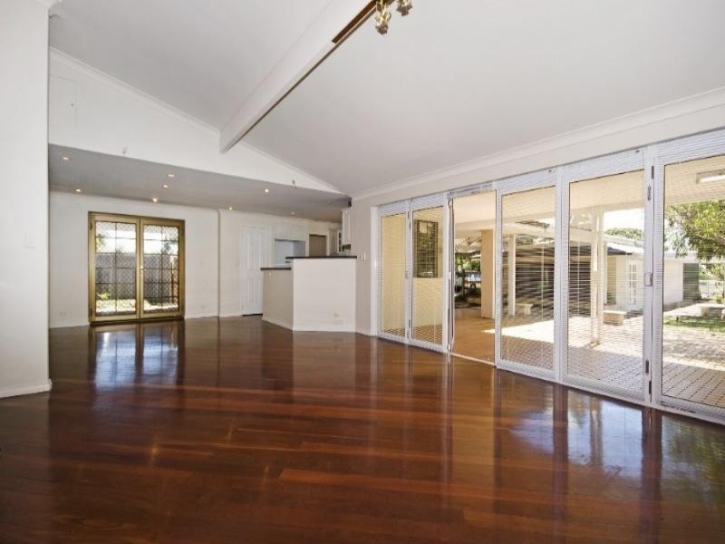 36 Victoria Road, Wattle Grove WA 6107