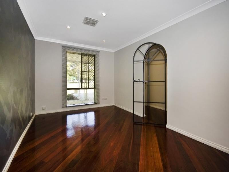 36 Victoria Road, Wattle Grove WA 6107