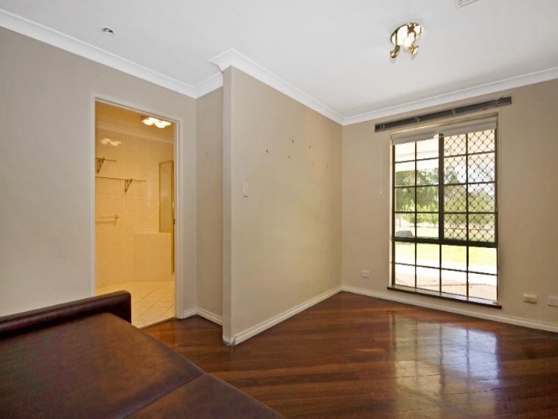 36 Victoria Road, Wattle Grove WA 6107