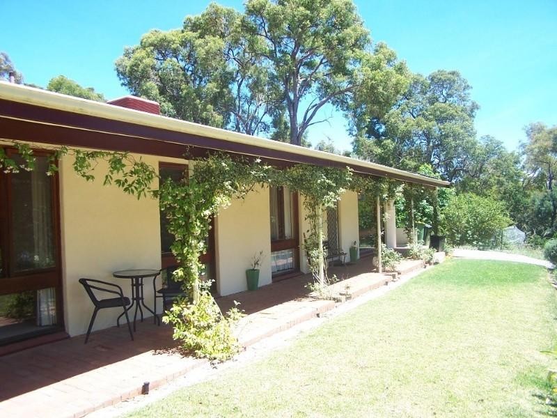 8 Valley Road, Kalamunda WA 6076