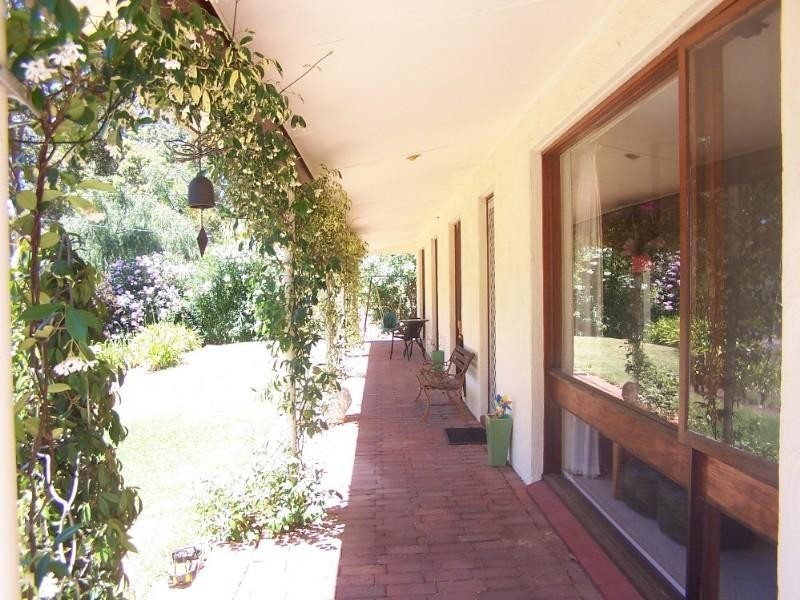 8 Valley Road, Kalamunda WA 6076