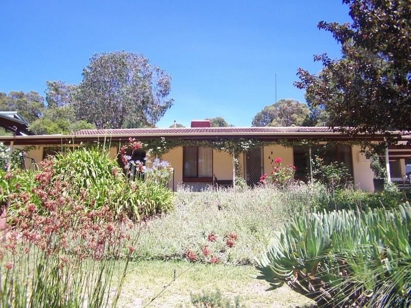 8 Valley Road, Kalamunda WA 6076