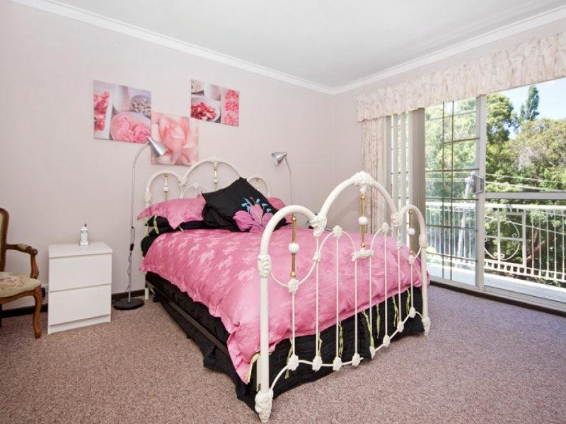 31 Marri Crescent, Lesmurdie WA 6076