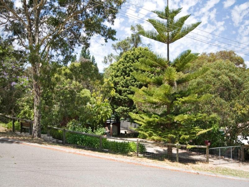 6 Holly Way West, Kalamunda WA 6076