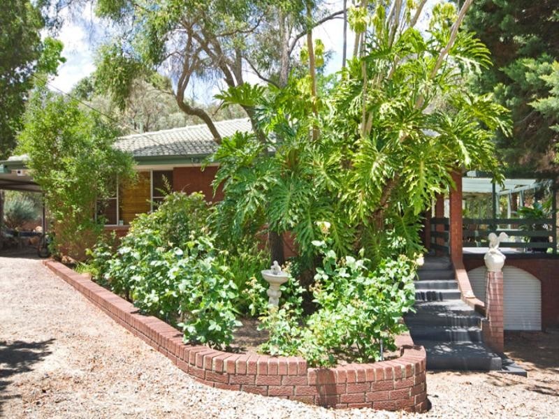 6 Holly Way West, Kalamunda WA 6076