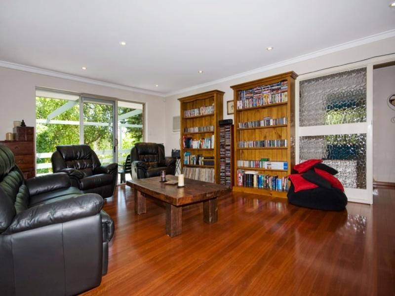 6 Holly Way West, Kalamunda WA 6076