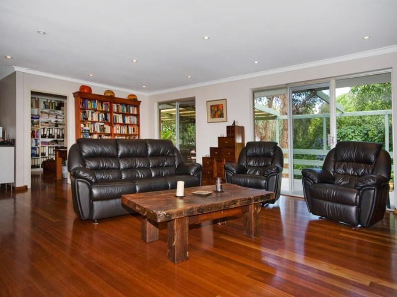 6 Holly Way West, Kalamunda WA 6076