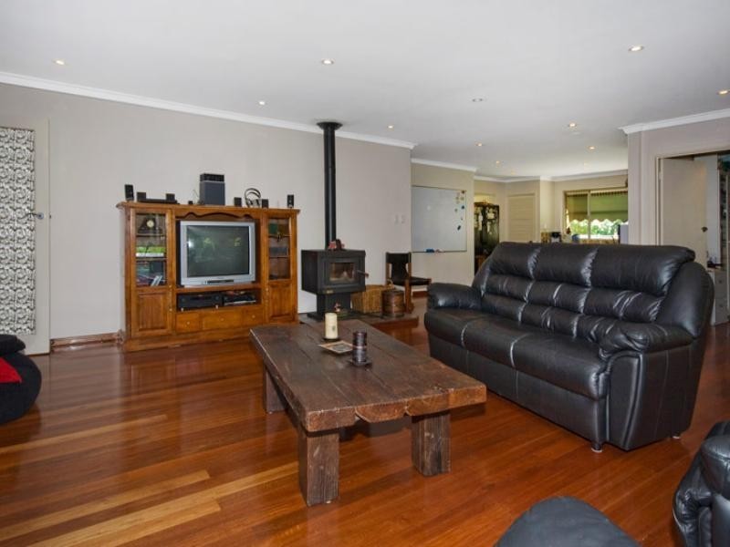 6 Holly Way West, Kalamunda WA 6076