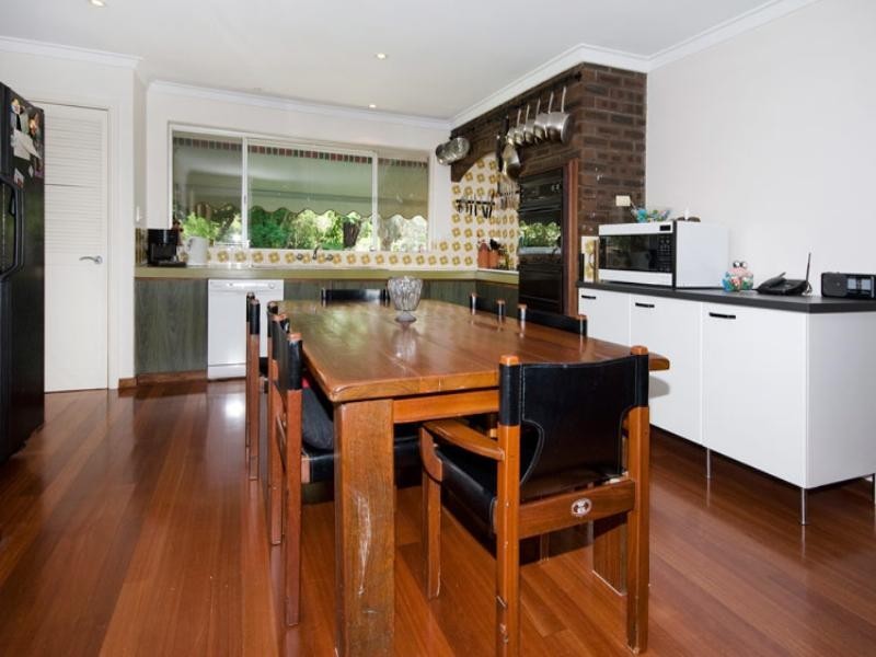 6 Holly Way West, Kalamunda WA 6076