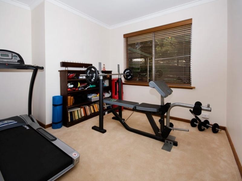 6 Holly Way West, Kalamunda WA 6076