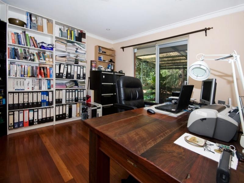 6 Holly Way West, Kalamunda WA 6076