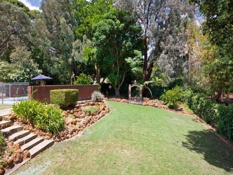 6 Holly Way West, Kalamunda WA 6076