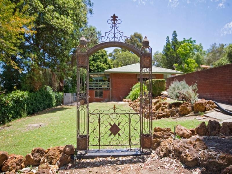 6 Holly Way West, Kalamunda WA 6076