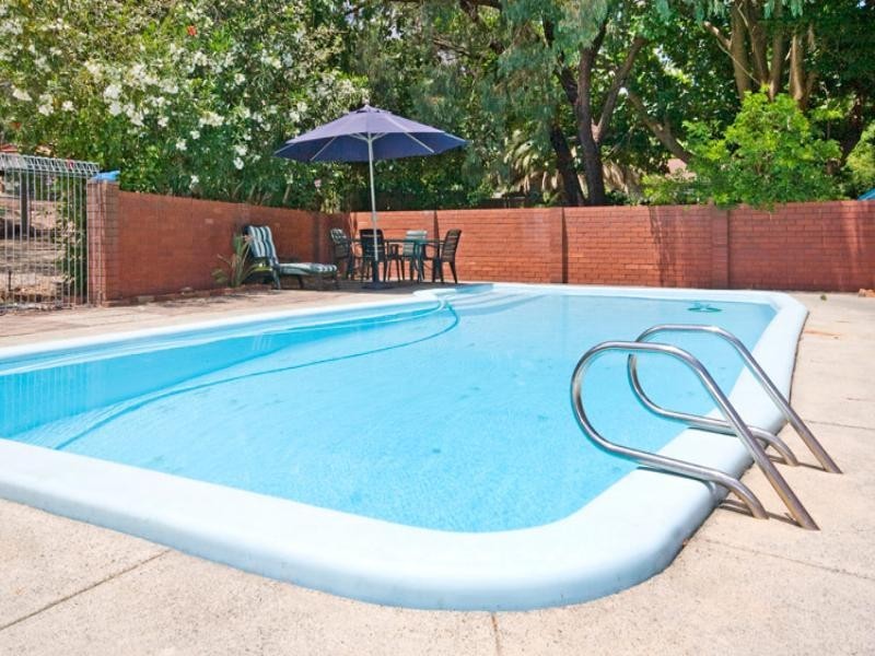 6 Holly Way West, Kalamunda WA 6076