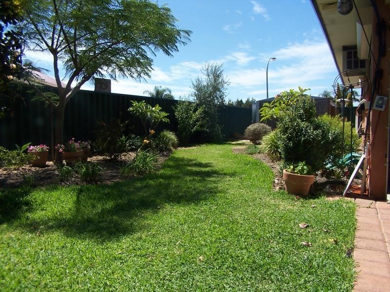 8 Tourmaline Gardens, Forrestfield WA 6058