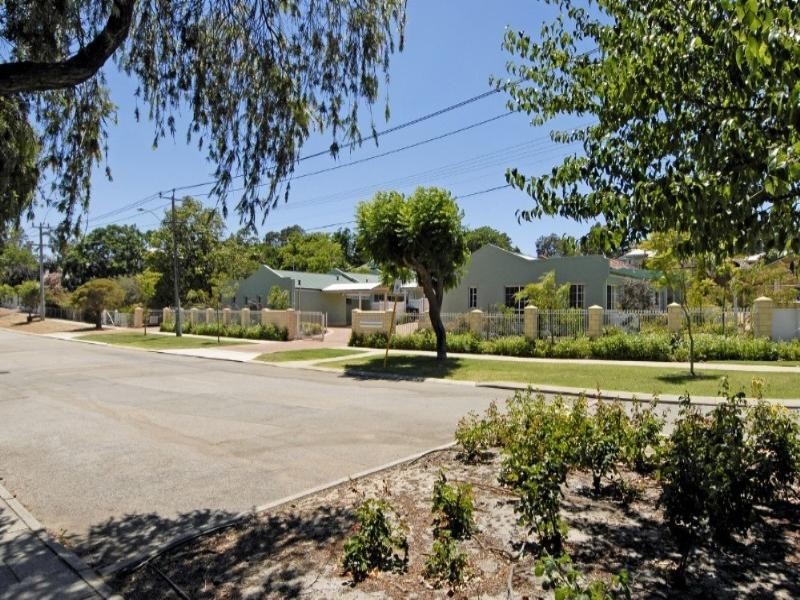 Villa 1/2 Headingly Road, Kalamunda WA 6076