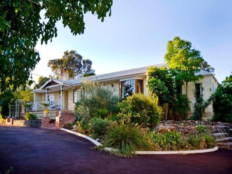 2 Hillside Crescent, Gooseberry Hill WA 6076