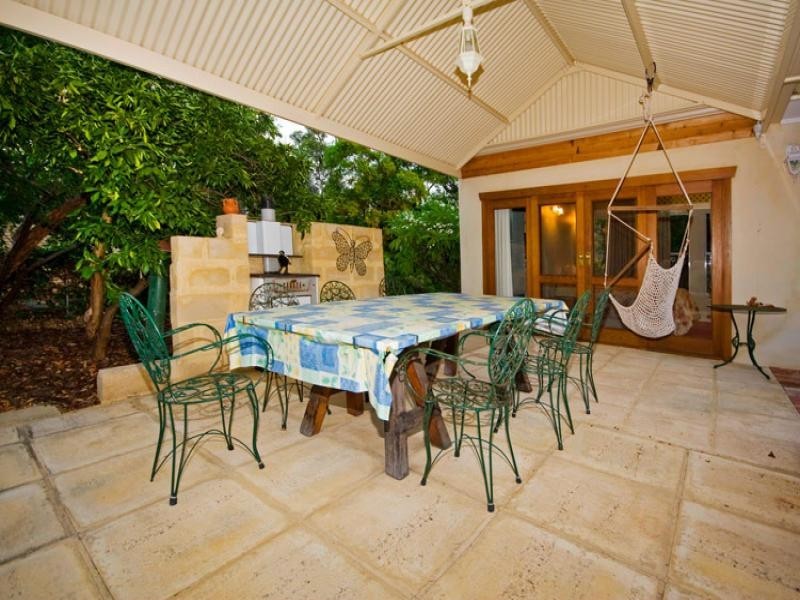 2 Hillside Crescent, Gooseberry Hill WA 6076