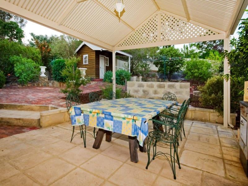 2 Hillside Crescent, Gooseberry Hill WA 6076