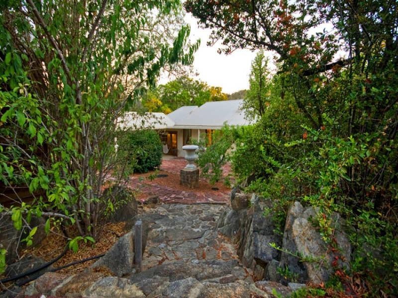 2 Hillside Crescent, Gooseberry Hill WA 6076