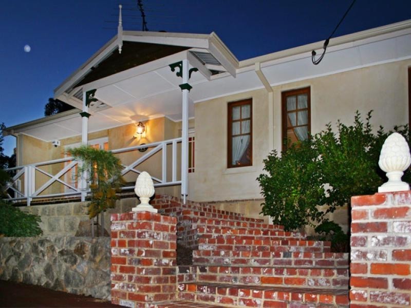 2 Hillside Crescent, Gooseberry Hill WA 6076