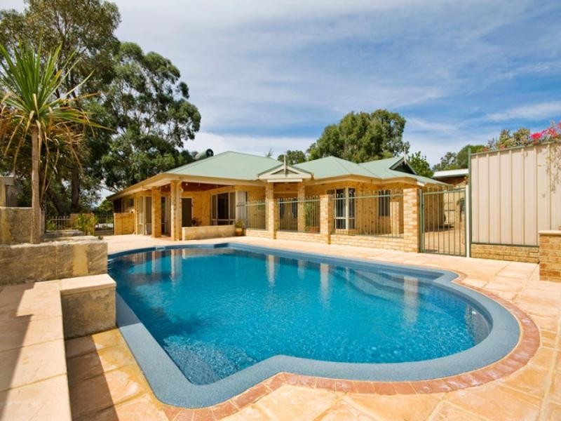 7 Valley Road, Kalamunda WA 6076