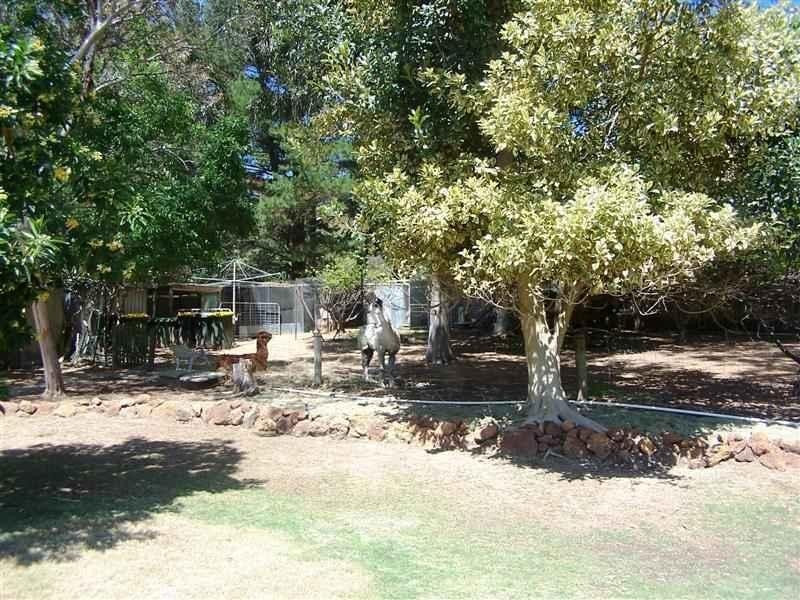 5 Standen Court, Kalamunda WA 6076