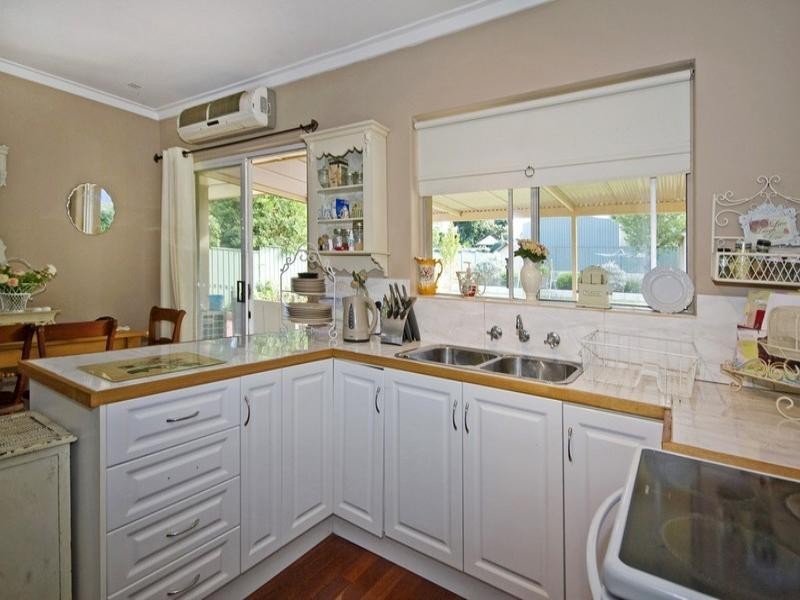 15 Tuart Road, Lesmurdie WA 6076