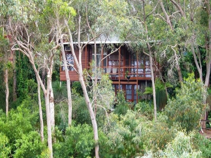 13 Graelou Road, Lesmurdie WA 6076