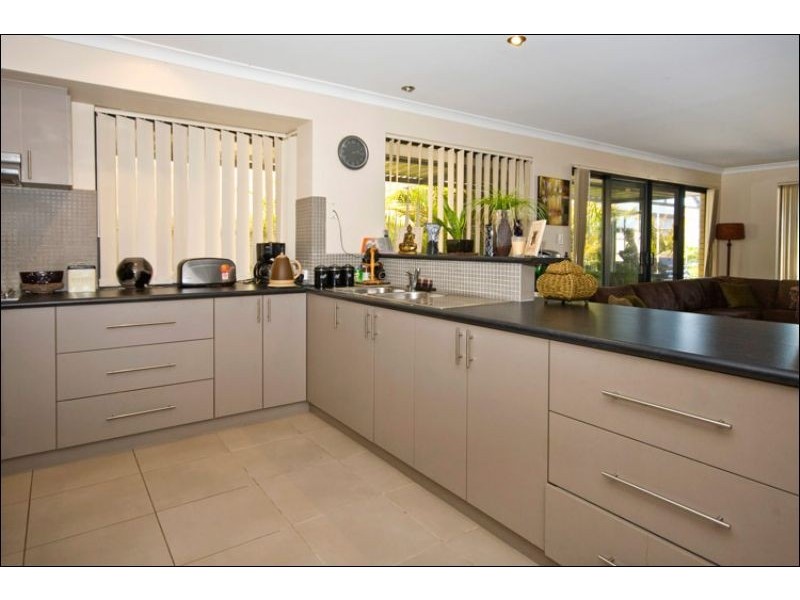 10 Coral Tree Place, Thornlie WA 6108