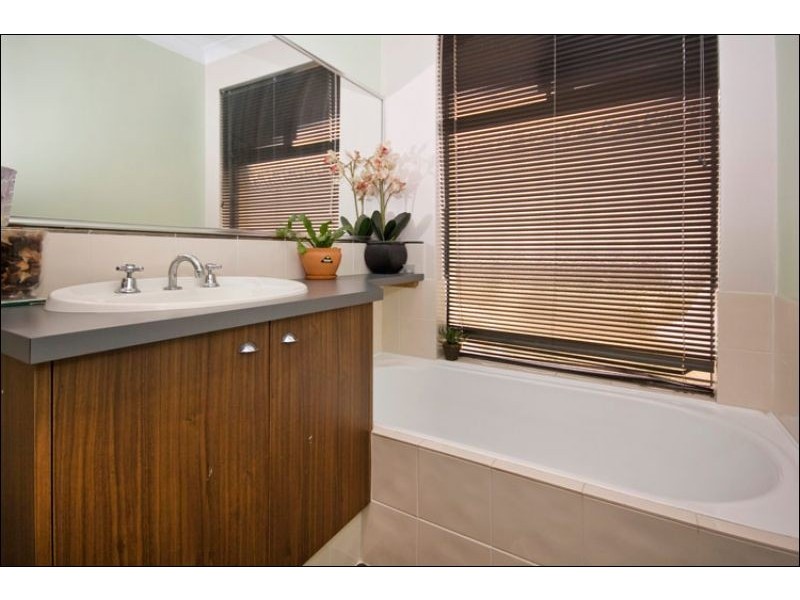 10 Coral Tree Place, Thornlie WA 6108